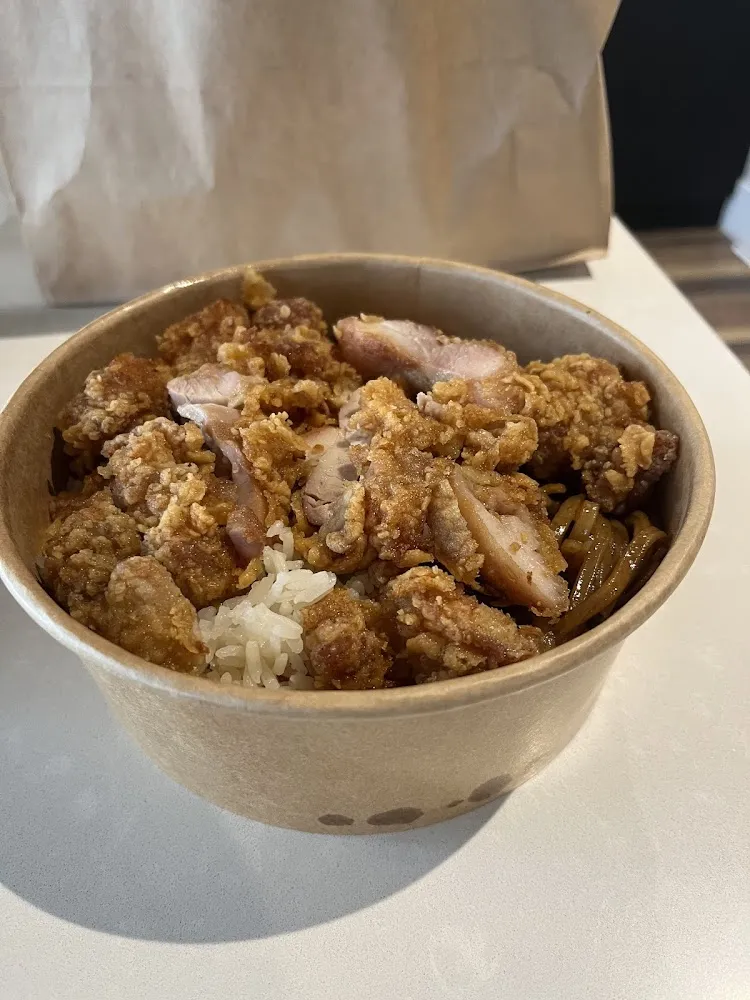 Poulet Croustillant Riz Blanc Et Nouilles Sautées Au Poulet